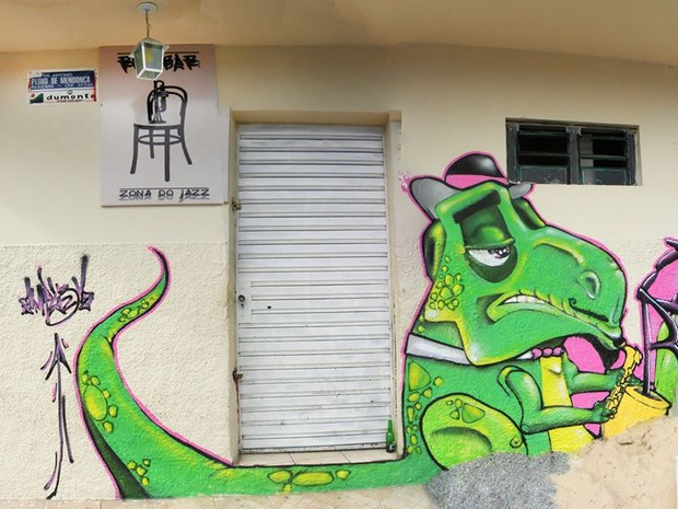 Sob encomenda, Rodriga realiza grafite em frente a um bar da capital. (Foto: Divulgação/Facebook)