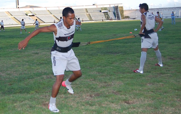 Fábio Neves, meia do Botafogo-PB (Foto: Lucas Barros / Globoesporte.com/pb)