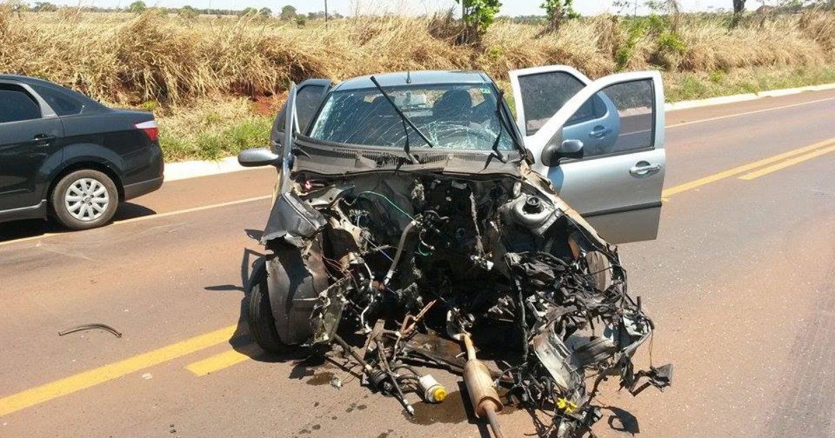 Batida entre carro e carreta na BR-365 deixa uma pessoa ferida em ... - Globo.com