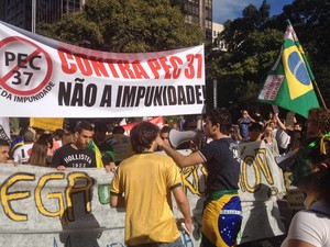 Faixa contra a PEC 37 e contra a impunidade em manifestação na Paulista (Foto: Júlia Basso Viana)
