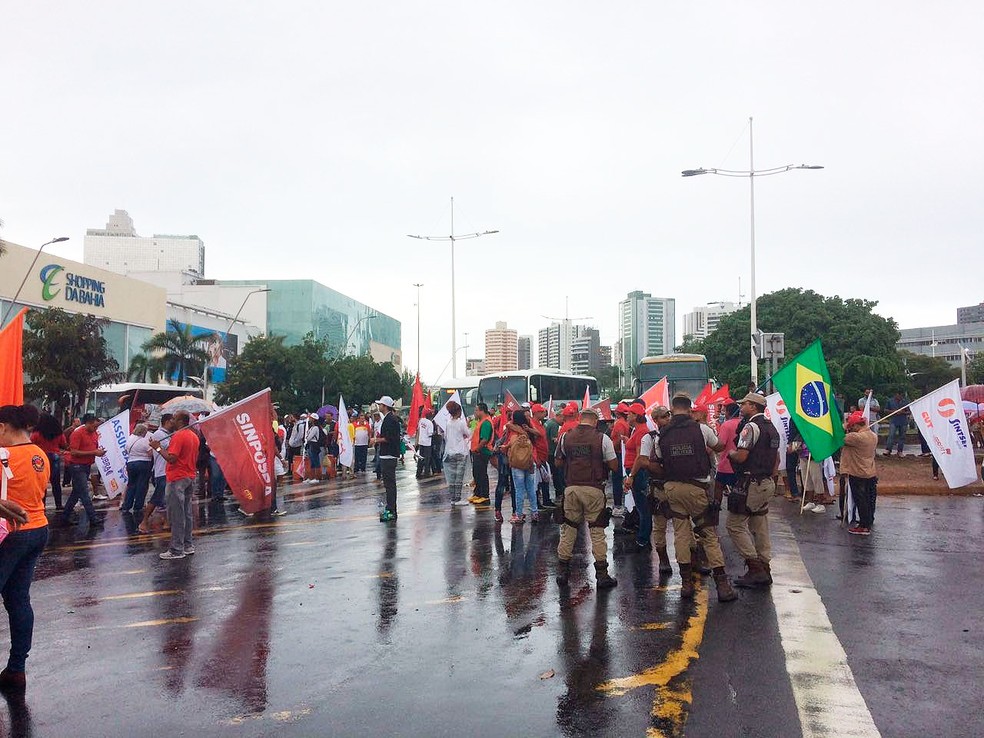 Policiais fazem a segurança na região da Avenida ACM, onde há bloqueio no trânsito  (Foto: Henrique Mendes/G1)