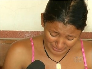 Mãe chora morte de filho recém-nascido e culpa hospital em Goiás (Foto: Reprodução/TV Anhanguera)