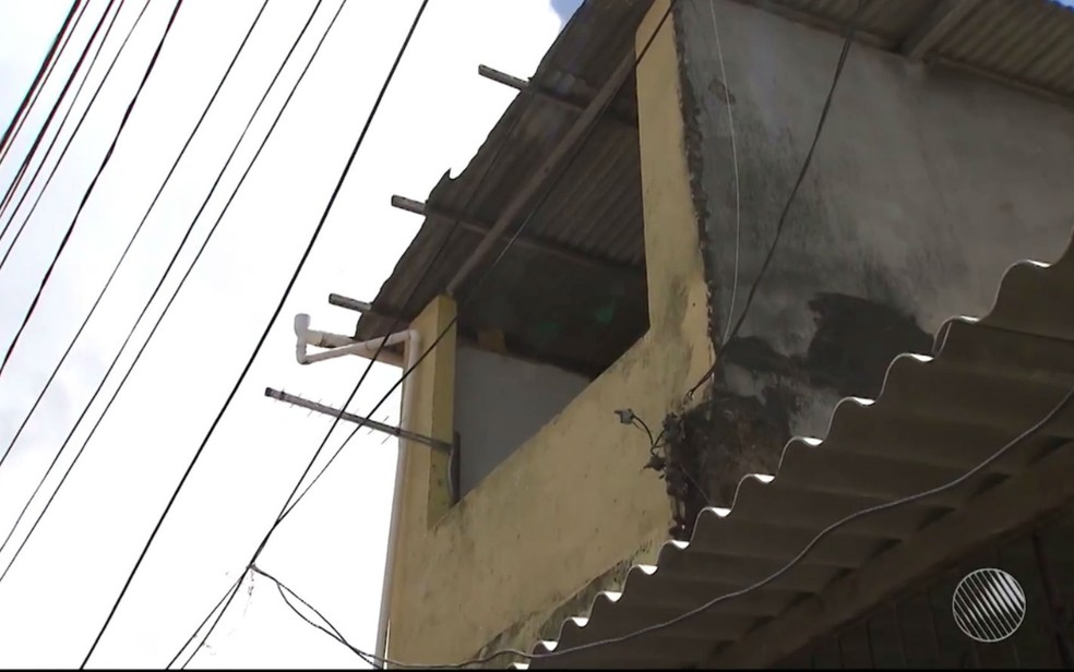 Menina foi baleada na varanda de casa, enquanto estendia roupas com a mãe (Foto: Reprodução/TV Bahia)