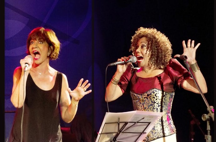 Dhu Moraes ao lado de Sandra Pêra no espetáculo Dhu e Sandra cantam e contam (Foto: Beti Niemeyer/Divulgação)