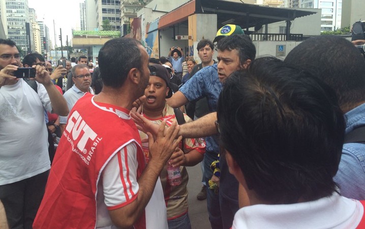 SÃO PAULO: Militantes da CUT discutem com manifestantes anti governo na frente da Fiesp