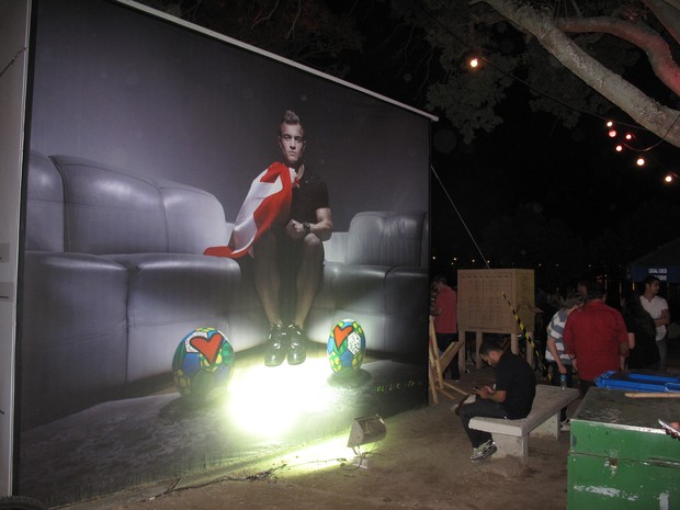 Painel com foto de Xherdan Shaqiri, craque da Suíça, foi montado na Lagoa (Foto: Marcelo Elizardo/ G1)