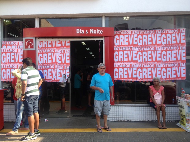 Bancários de Rondônia aderiram a greve nacional nesta terça-feira (6) (Foto: Hosana Morais/G1)