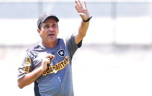 Eduardo Hungaro no treino do Botafogo (Foto: Guito Moreto / Agência O Globo)