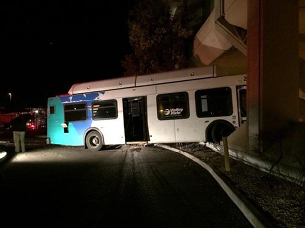Ônibus desgovernado invade prédio nos EUA (Foto: Boise Fire Department via Boise Police Department, Battalion Chief Aaron Hummel/AP)