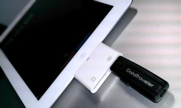 iPad com cabo de rede (Foto: Leonardo Martins / TechTudo) iPad com cabo de rede (Foto: Leonardo Martins / TechTudo)
