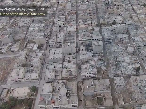 Imagem feita por drone do Estado Islâmico mostra o que seria a cidade síria de Kobane, na fronteira com a Turquia (Foto: Reprodução/Youtube/محمد المصري)