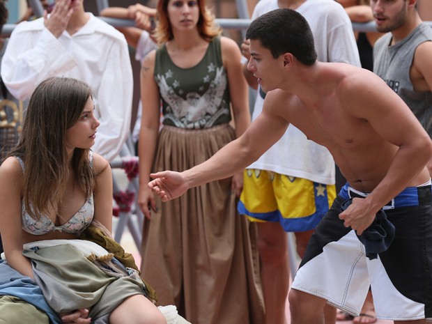 Duca tenta tirar Bianca da praça (Foto: Isabella Pinheiro/Gshow)