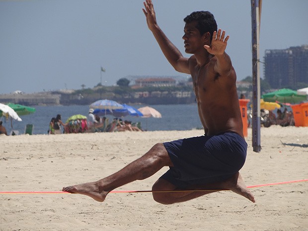 Como Forte de Copacabana ao fundo, Marcello Melo Jr. pratica o esporte (Foto: Gshow)