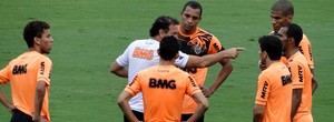 Com vantagem e perto do tri, Cuca quer o Galo com a mesma postura (Fernando Martins)
