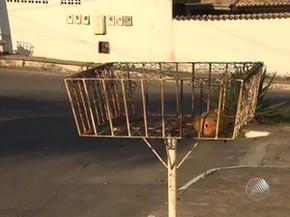 Bebê foi encontrado em local destino a lixo de residências em Lauro de Freitas (Foto: Reprodução/TV Bahia)
