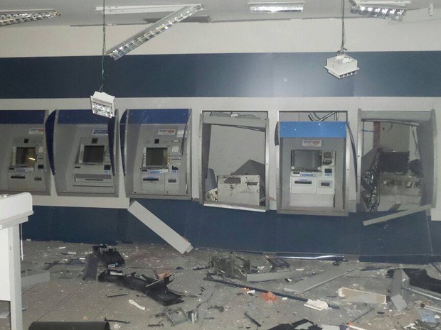 Caixas eletronicos explodidos em Itaúna (Foto: Polícia Militar/ Divulgação) Caixas eletronicos explodidos em Itaúna (Foto: Polícia Militar/ Divulgação)