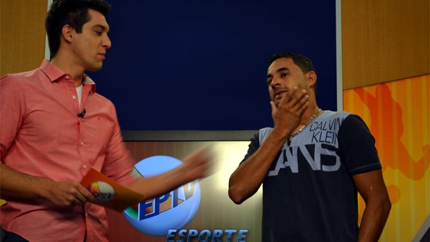 Luciano Ratinho se emociona e chora ao anunciar o fim da carreira (Foto: Cleber Akamine / Globoesporte.com)