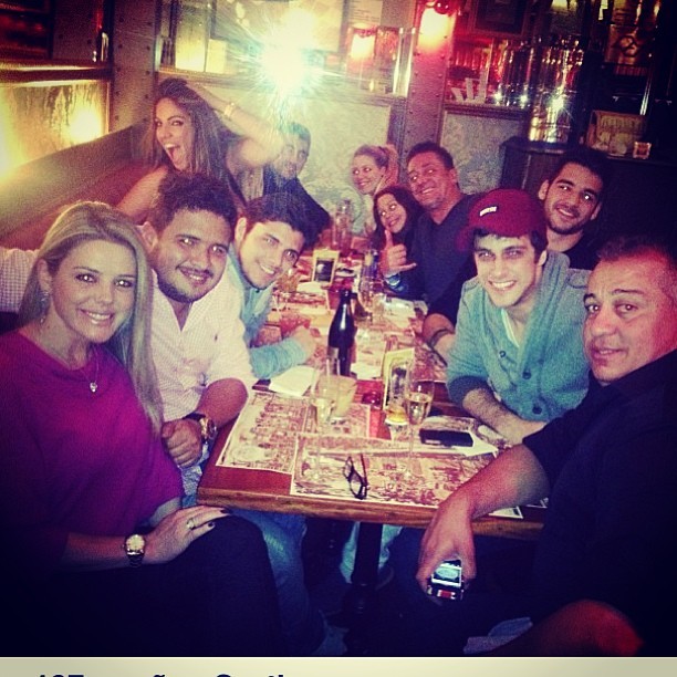 Ex-BBB Anamara com amigos como Mari Alexandre, Bruno Gissoni e Ronny Kriwat em restaurante no Rio (Foto: Instagram/ Reprodução)