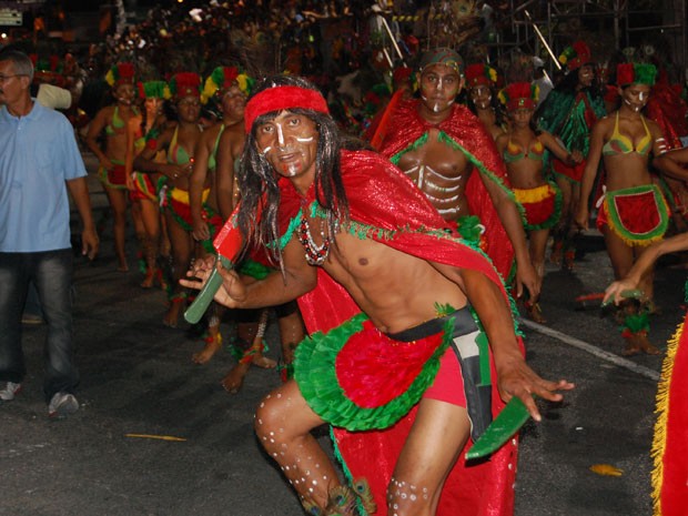 Tribos indígenas foram uma atração à parte na primeira noite do Carnaval Tradição de João Pessoa  (Foto: Jorge Machado/G1)