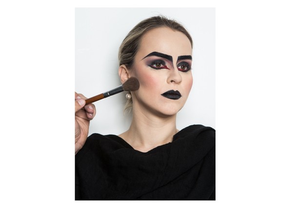 Blush escuro = mais contraste no contorno no rosto (Foto: Larissa Felsen)