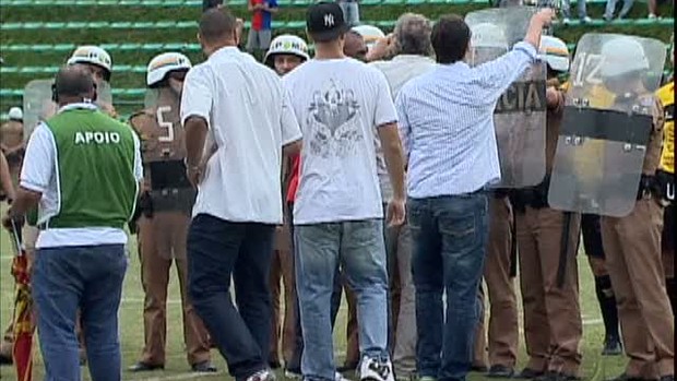 Confusão em campo no Paraná Clube contra o JMalucelli (Foto: reprodução RPCTV)
