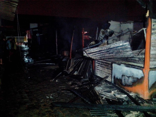Fogo atinge Parque Dezoito de Maio, onde funcionam feiras de Caruaru (Foto: Diego Gondim/ TV Asa Branca)
