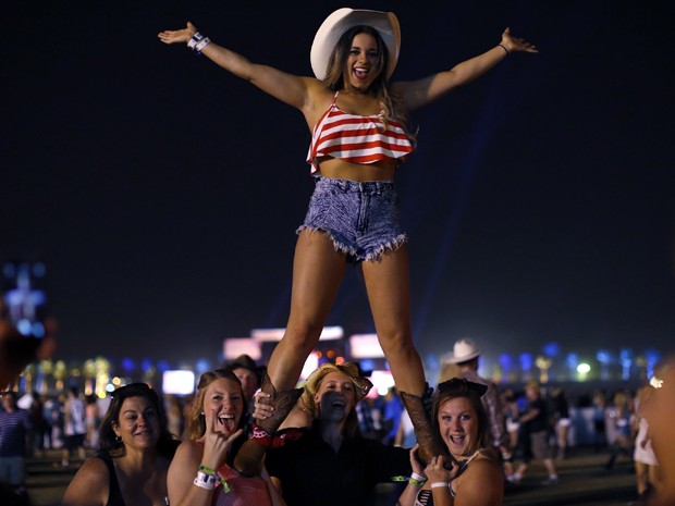 Fãs de música country aproveitam o primeiro dia do festival Stagecoach, em Indio, na Califórnia, EUA, na sexta-feira (25) (Foto: REUTERS/Mike Blake)