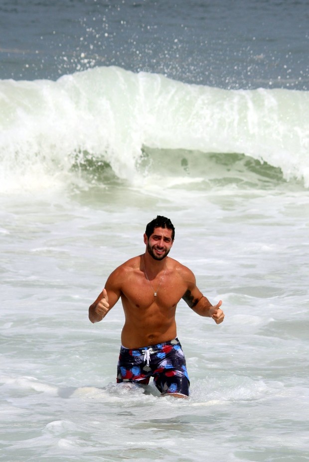 Marcelo, ex-BBB, em praia no RJ (Foto: Fabio Moreno/Photo RioNews)