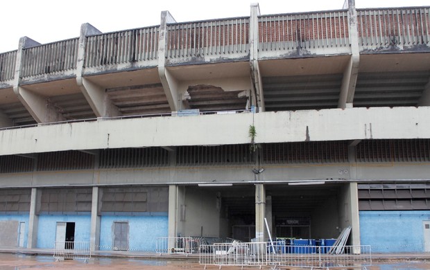 Estádio Olímpico em processo de demolição (Foto: Diego Guichard / GLOBOESPORTE.COM)