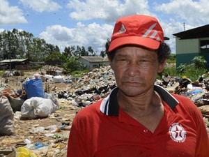 Carapirá Aguinaldo Moraes consegue R$ 100 por semana com o trabalho na lixeira pública (Foto: Abinoan Santiago/G1)