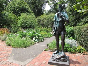A estátua do explorador Capitão Cook fica no jardim da casa (Foto: Flávia Mantovani/G1)
