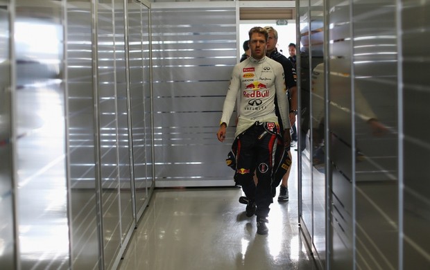 Sebastian Vettel nos boxes da RBR durante treino classificatório para GP do Japão (Foto: Getty Images)