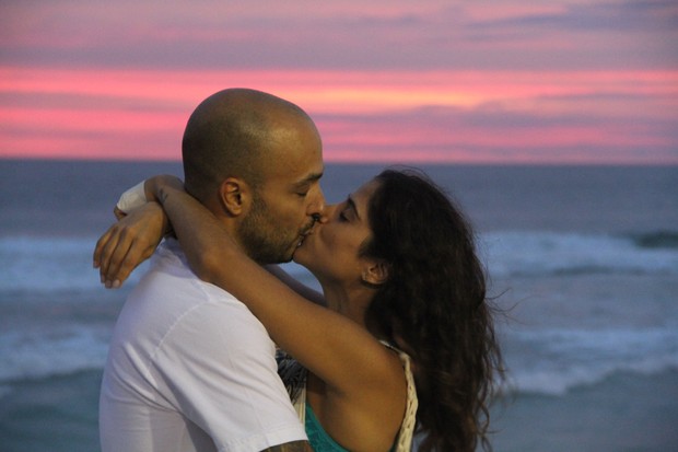 Leonardo Lessa e Camilla Camargo trocam beijos durante a festa O Forninho (Foto: MF Models Assessoria)
