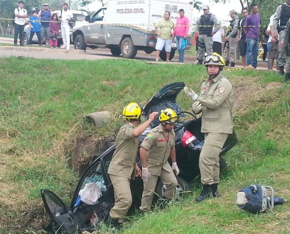 Mulher perdeu o controle do carro e morre após cair em córrego  (Foto: Luízio Oliveira/Rede Amazônica Acre )