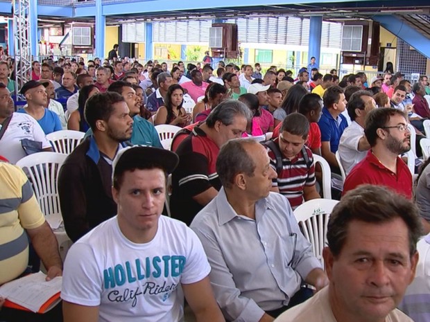 Candidatos na espera da entrevista para trabalhar em usina (Foto: Reprodução/ TV TEM) Candidatos na espera da entrevista para trabalhar em usina (Foto: Reprodução/ TV TEM)