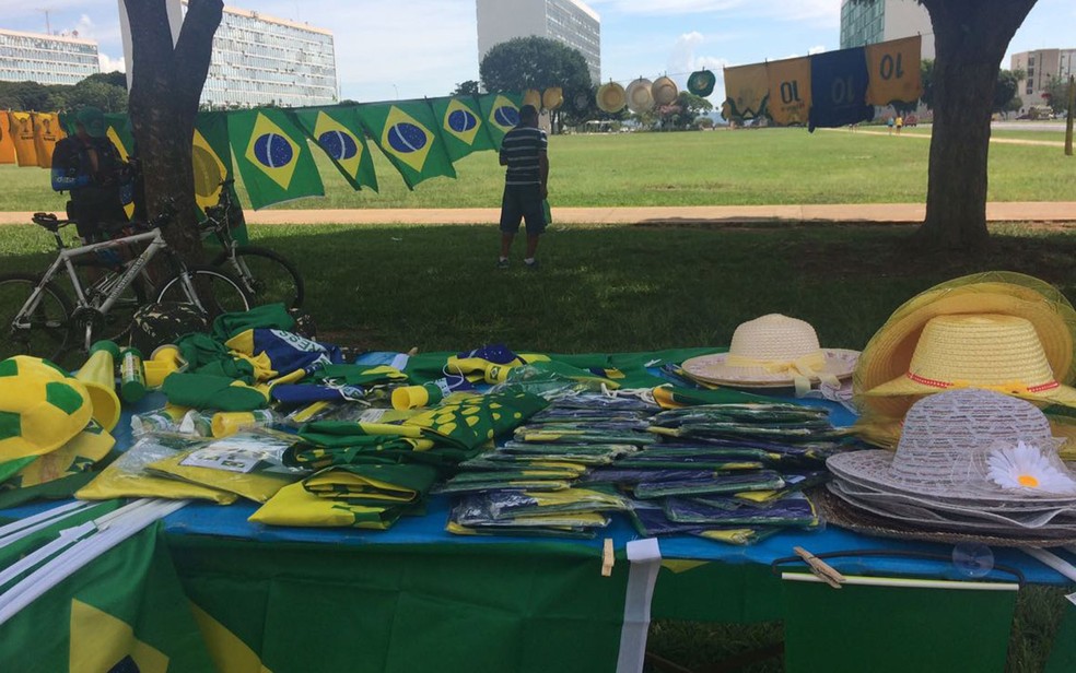 Banca com bandeiras do Brasil, camisetas e chapéus montada na Esplanada dos Ministérios (Foto: Letícia Carvalho/G1)