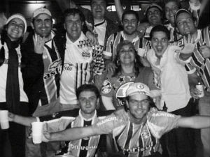 Shana, familiares e amigos em um jogo do Grêmio (Foto: Arquivo Pessoal)