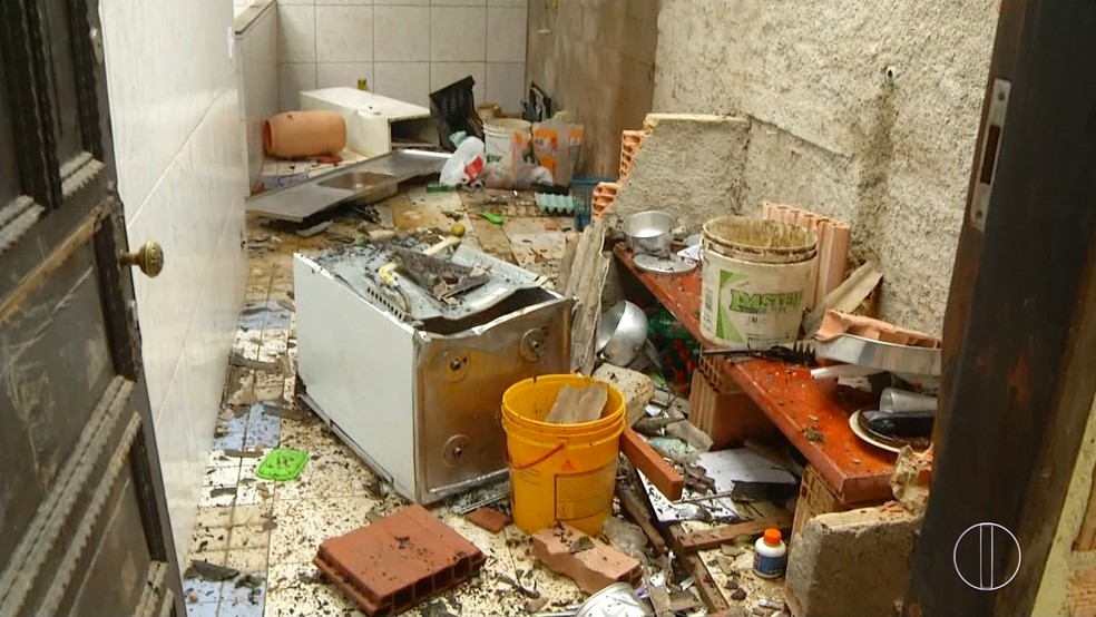 Casa do homem foi totalmente destruída pelos moradores em Petrópolis, no RJ (Foto: Reprodução/InterTV)