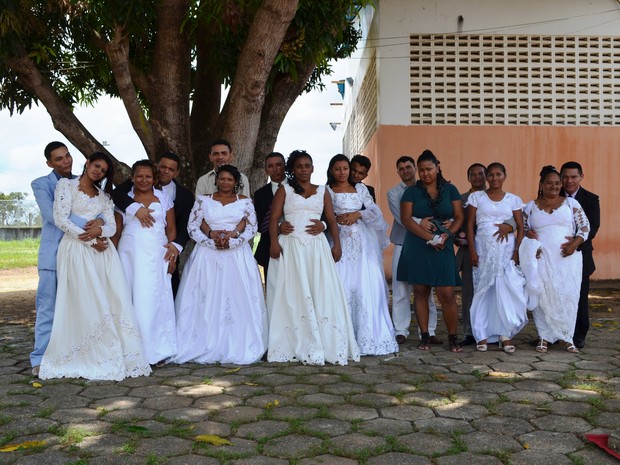 15 casais participaram da cerimônia religiosa na Penitenciária Agrícola de Monte Cristo (Foto: Valéria Oliveira/ G1)