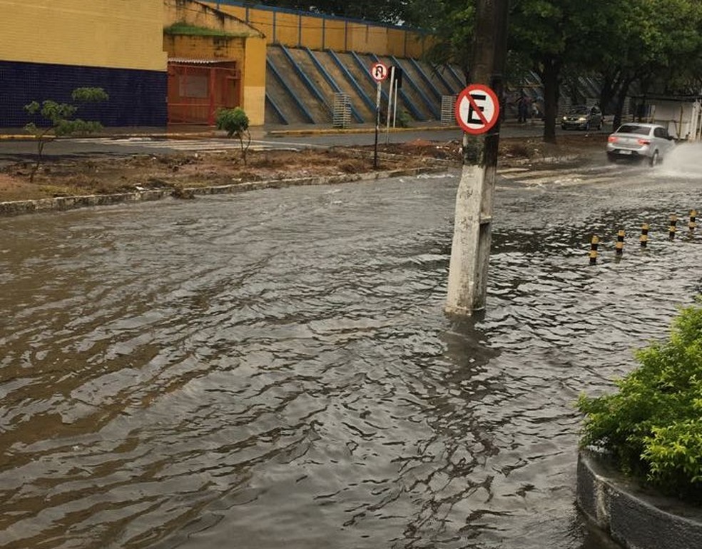 Avenida Bernardo Vieira, na Zona Leste de Natal, está alagada (Foto: Divulgação/STTU)