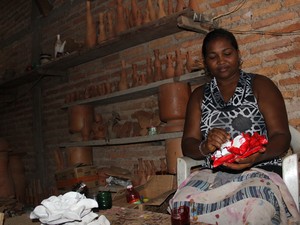 Maria de Jesus é responsável pelo acabamento das peças que produz em parceria com a mãe (Foto: Patrícia Andrade/G1)