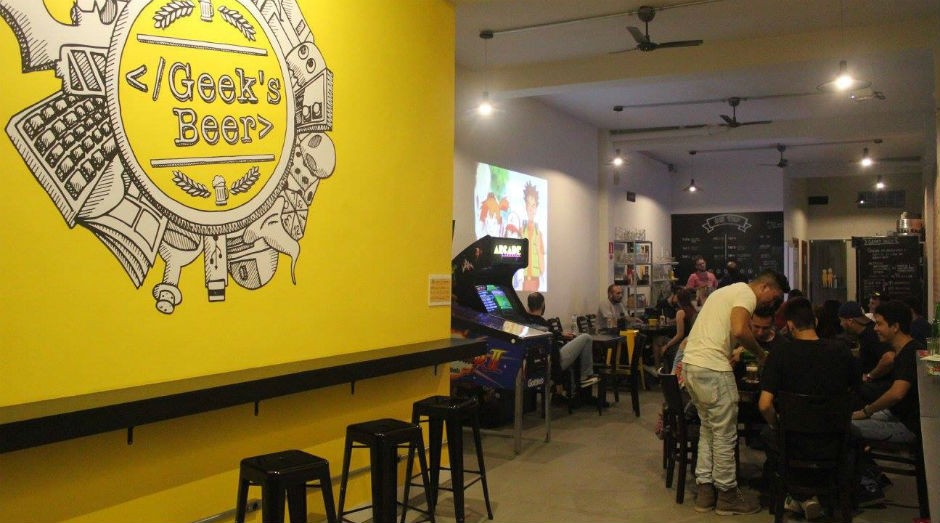 Com investimento inicial de R$ 100 mil, o trio abriu a casa no começo de 2016 oferecendo chope, mais de 100 rótulos de cervejas artesanais nacionais e jogos de mesa (Foto: Divulgação)