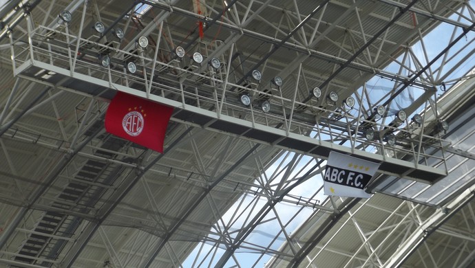 Bandeiras de ABC e América na cobertura do Arena das Dunas (Foto: Klênyo Galvão)