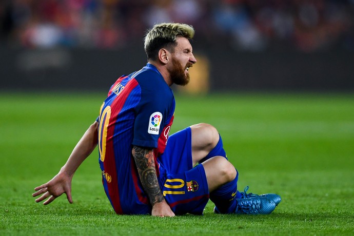 Messi lesão Barcelona x Atletico de Madrid (Foto: AFP)