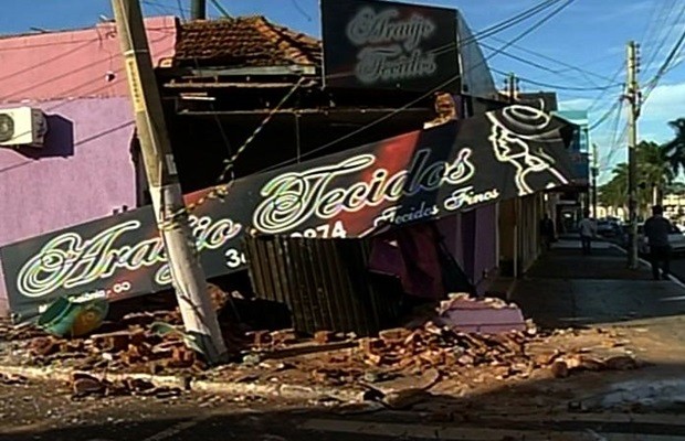 Fachada da loja ficou completamente destruída após o acidente (Foto: Reprodução/TV Anhanguera)