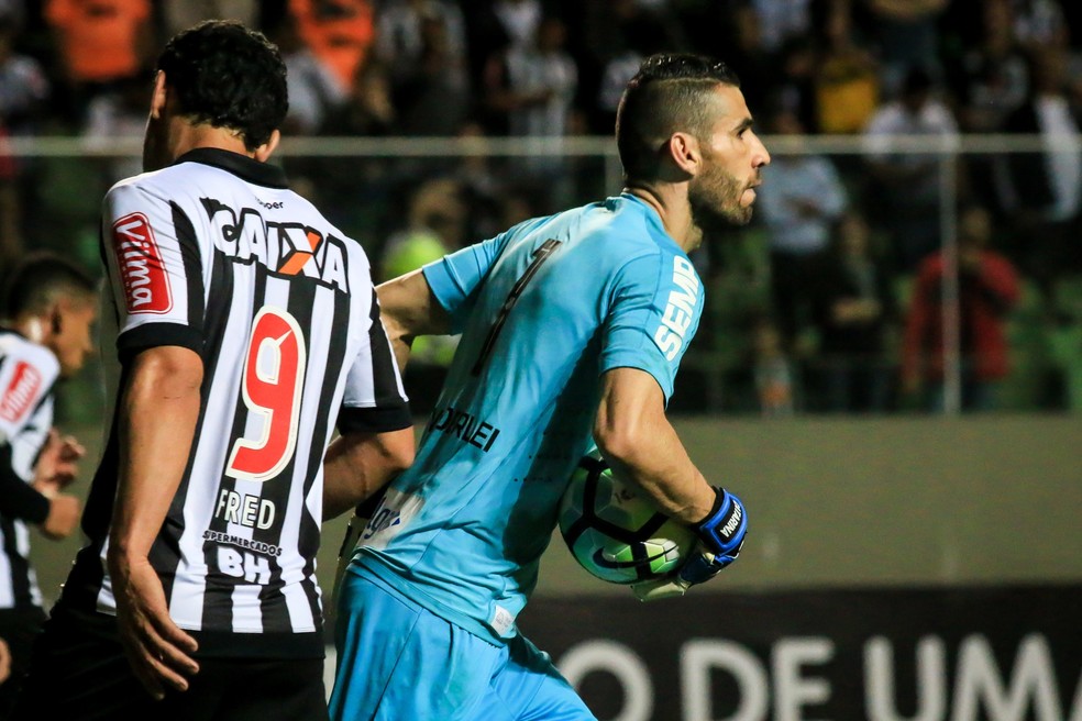 Vanderlei defendeu pênalti de Fred no jogo contra o Santos (Foto: Dudu Macedo / Estadão Conteúdo)