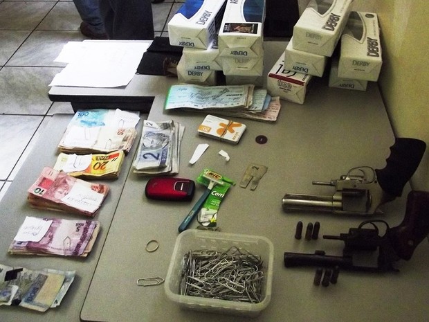 Material roubado e armas que estavam com suspeitos de assalto a supermercado em Pirassununga (Foto: Ademir Naressi/Arquivo Pessoal)