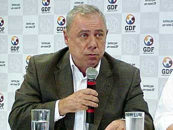 Diretor-geral do DFTrans Campanella diz que envio dos dados pelas escolas públicas vai ajudar a eliminar 200 mil formulários em papel (Foto: Ricardo Moreira / G1)