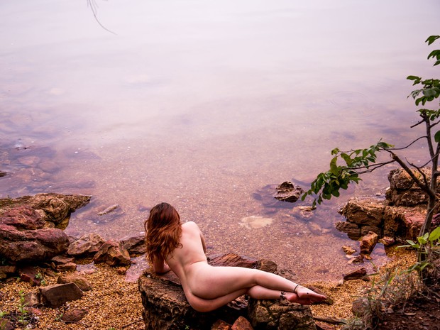 Foto do projeto Nu Mondo, que faz ensaios com mulheres nuas em meio à natureza (Foto: Leonardo Maceira/Divulgação)