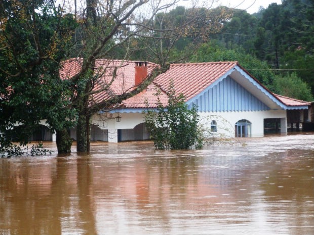 População de Santana também sofre com as enchentes provocadas pela chuva (Foto: Luiz Carlos Lopes/ Vc no G1)